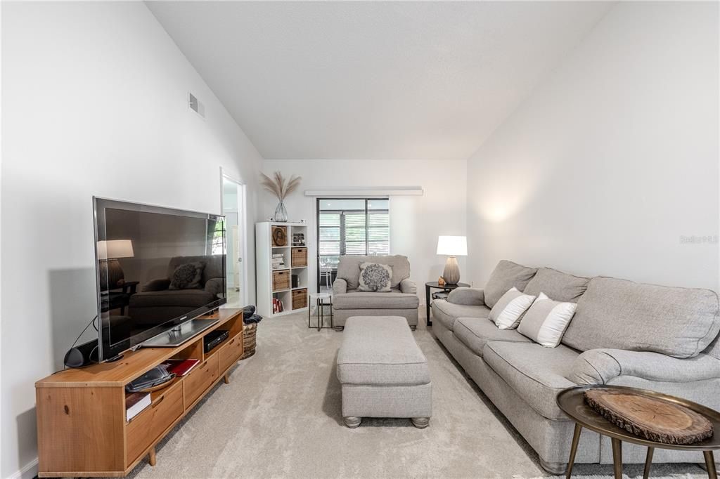 合同活跃: $192,000 (2 贝兹, 2 浴室, 970 平方英尺)