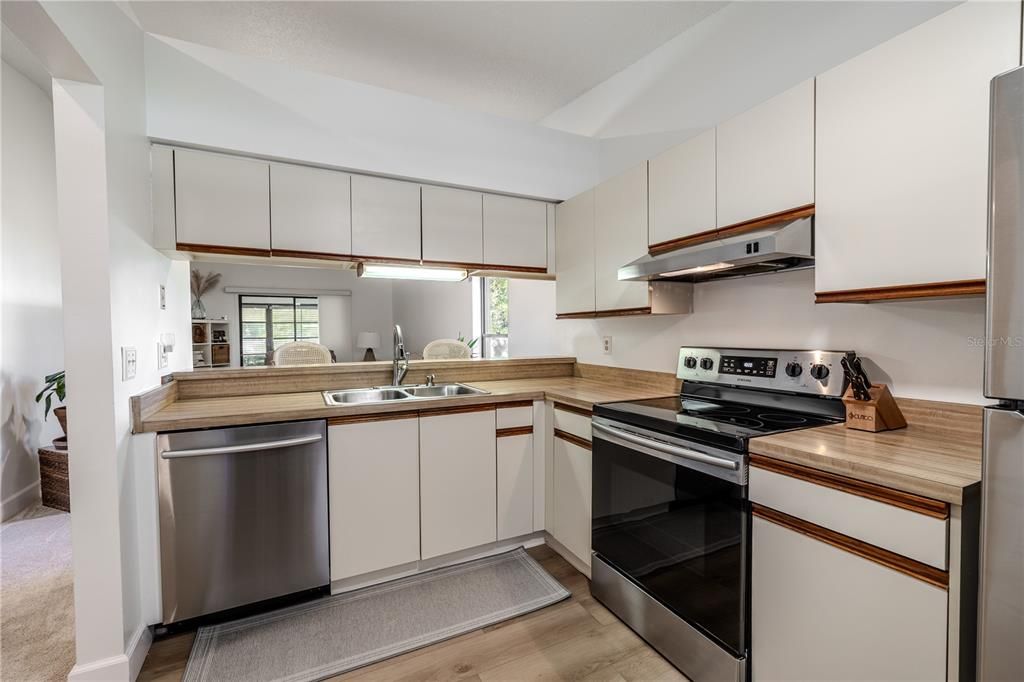 合同活跃: $192,000 (2 贝兹, 2 浴室, 970 平方英尺)