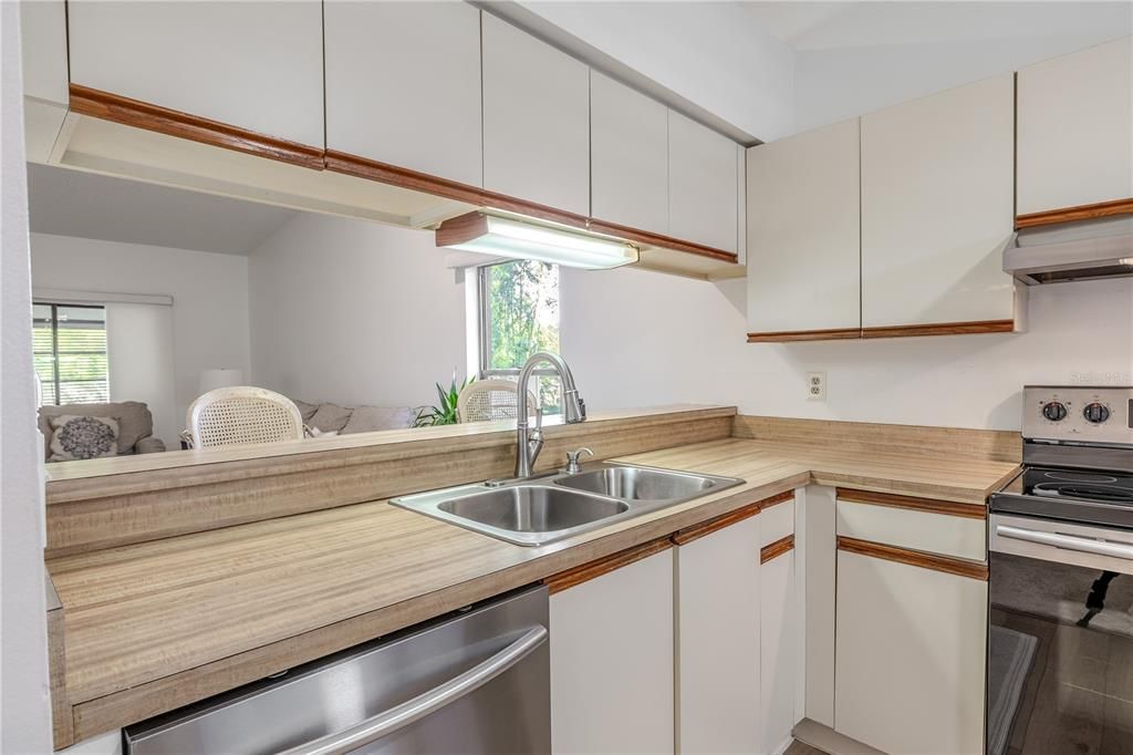 合同活跃: $192,000 (2 贝兹, 2 浴室, 970 平方英尺)