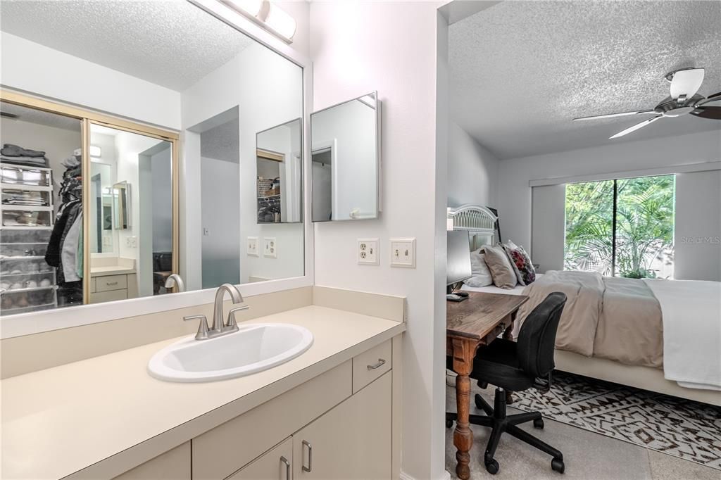 合同活跃: $192,000 (2 贝兹, 2 浴室, 970 平方英尺)