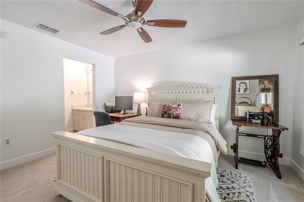 合同活跃: $192,000 (2 贝兹, 2 浴室, 970 平方英尺)