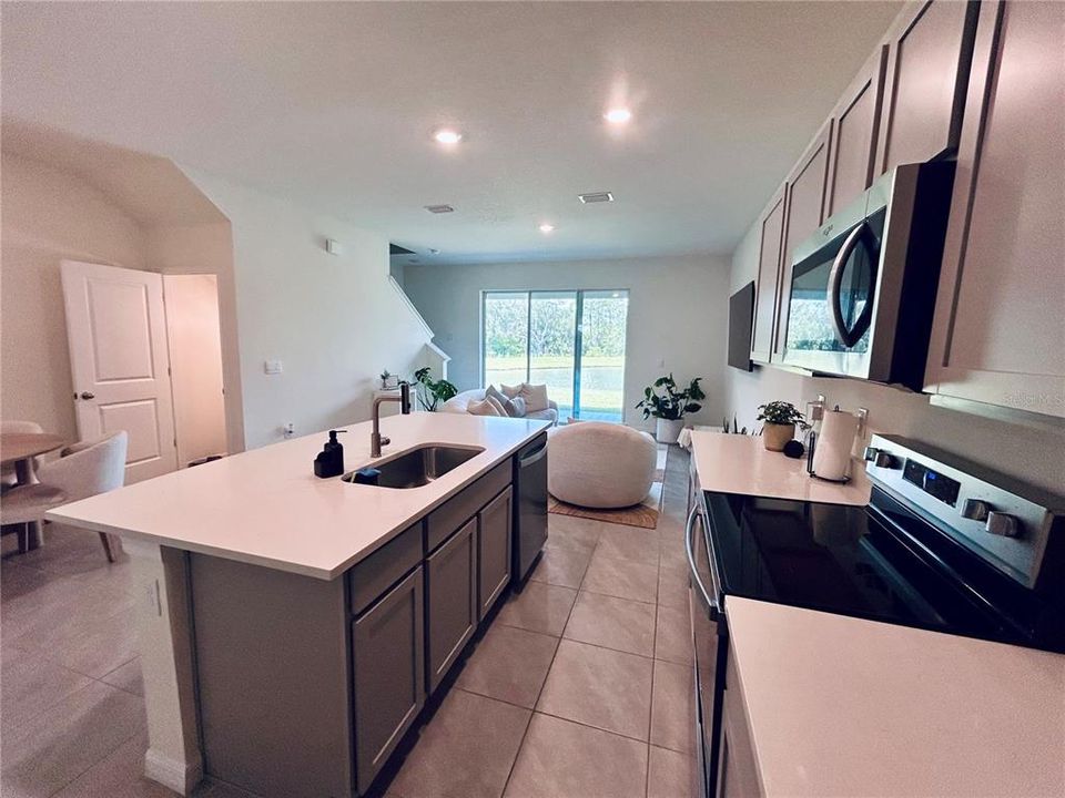 Active With Contract: $2,095 (3 beds, 2 baths, 1673 Square Feet)