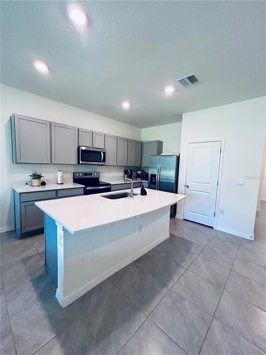 Active With Contract: $2,095 (3 beds, 2 baths, 1673 Square Feet)