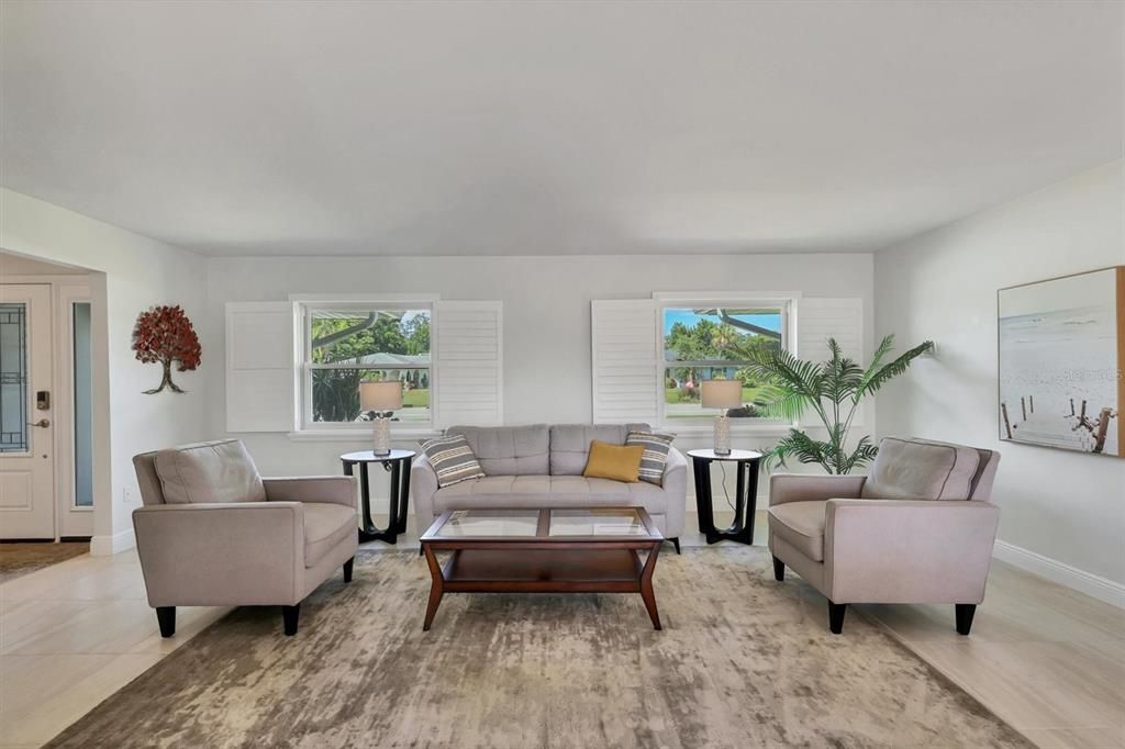 合同活跃: $625,000 (3 贝兹, 2 浴室, 2019 平方英尺)