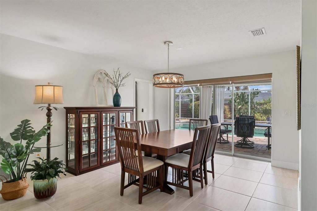 合同活跃: $625,000 (3 贝兹, 2 浴室, 2019 平方英尺)