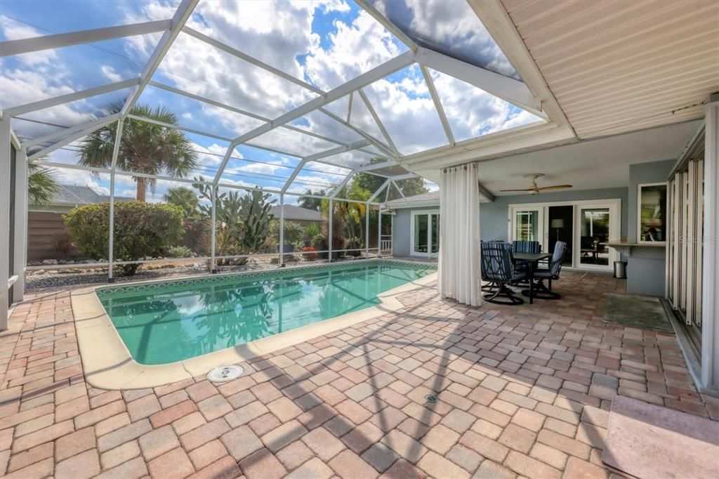 合同活跃: $625,000 (3 贝兹, 2 浴室, 2019 平方英尺)