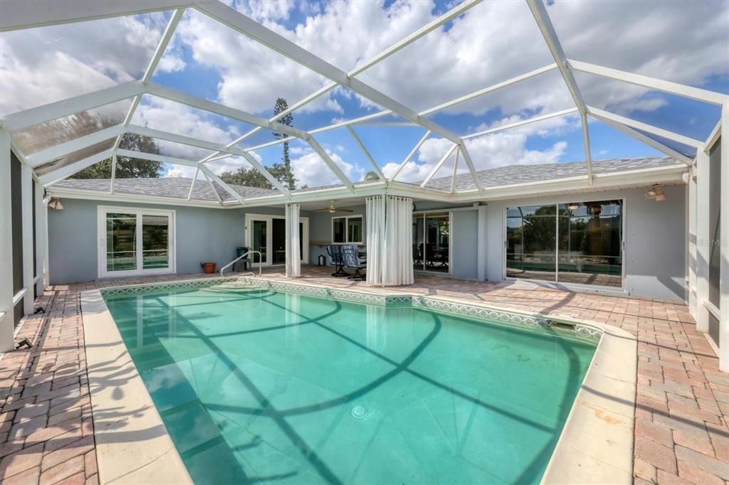 合同活跃: $625,000 (3 贝兹, 2 浴室, 2019 平方英尺)