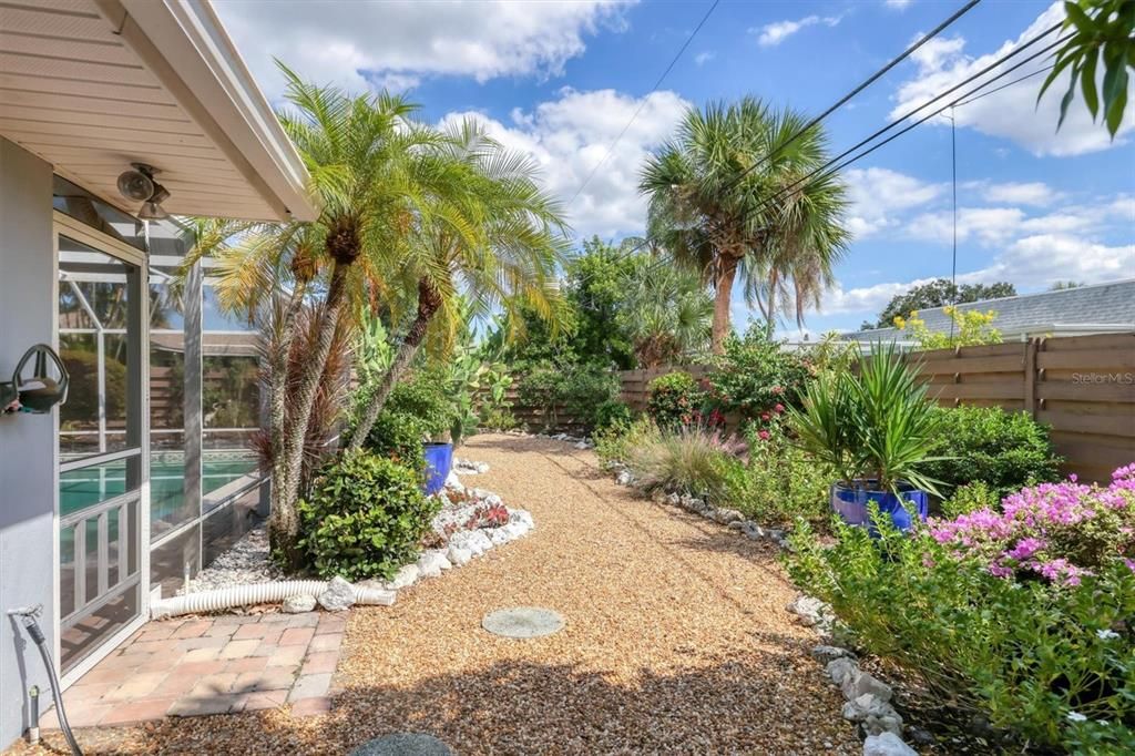 合同活跃: $625,000 (3 贝兹, 2 浴室, 2019 平方英尺)