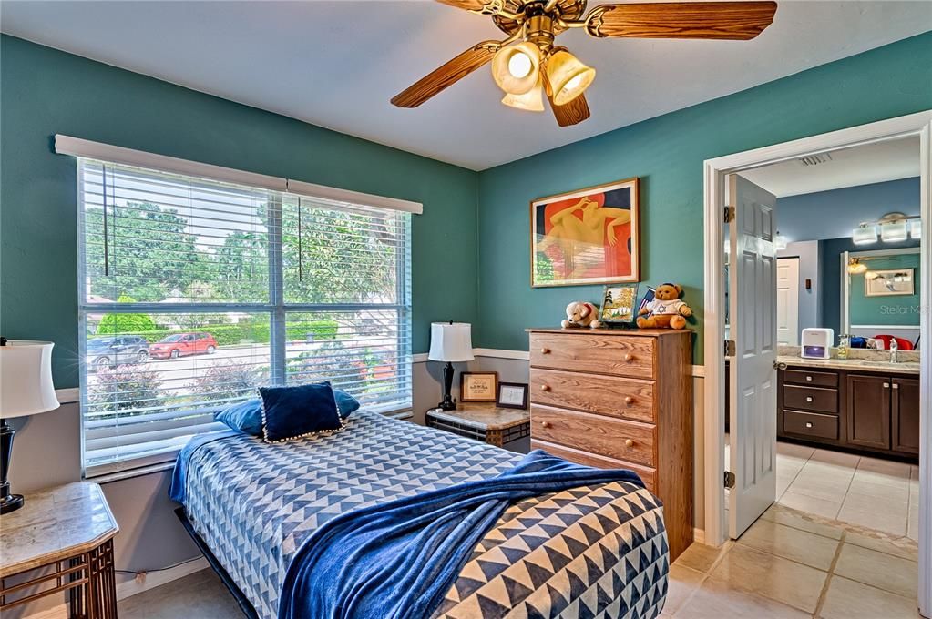 合同活跃: $420,000 (3 贝兹, 2 浴室, 1958 平方英尺)