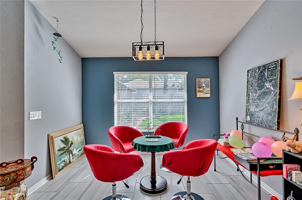 合同活跃: $420,000 (3 贝兹, 2 浴室, 1958 平方英尺)