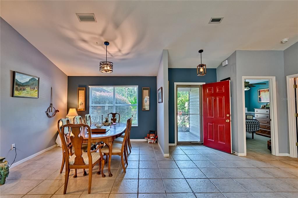 合同活跃: $420,000 (3 贝兹, 2 浴室, 1958 平方英尺)