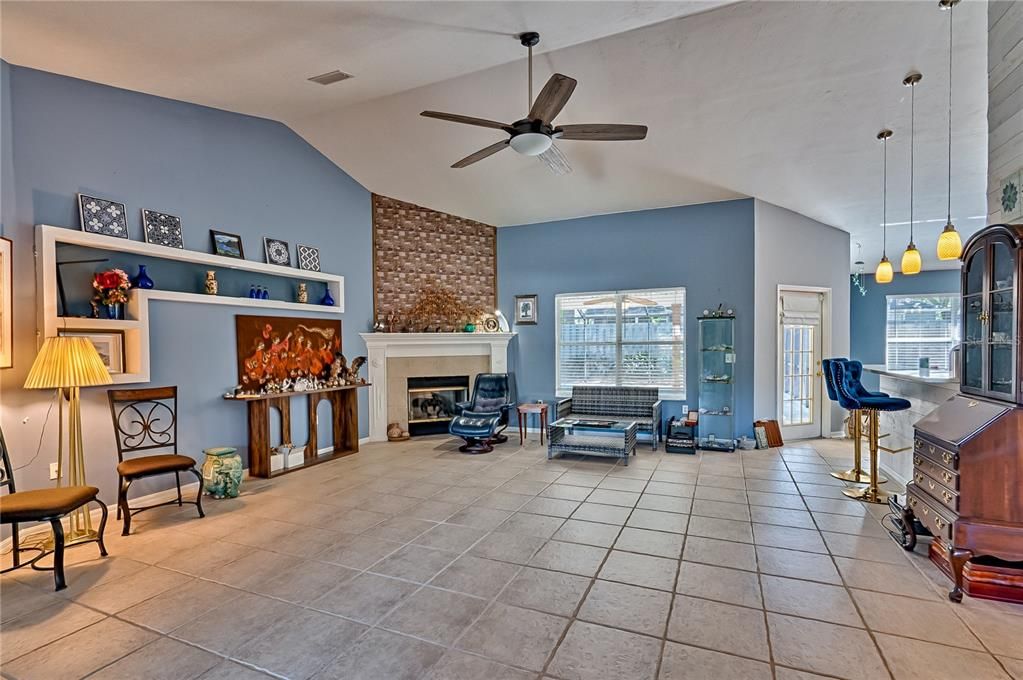 合同活跃: $420,000 (3 贝兹, 2 浴室, 1958 平方英尺)