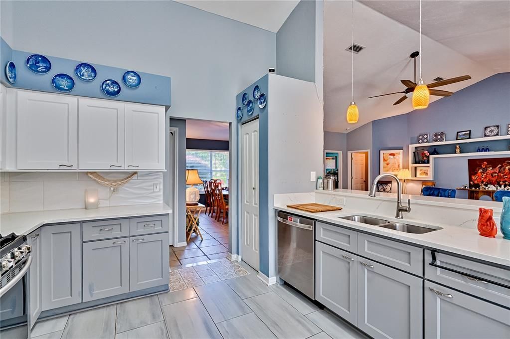 合同活跃: $420,000 (3 贝兹, 2 浴室, 1958 平方英尺)