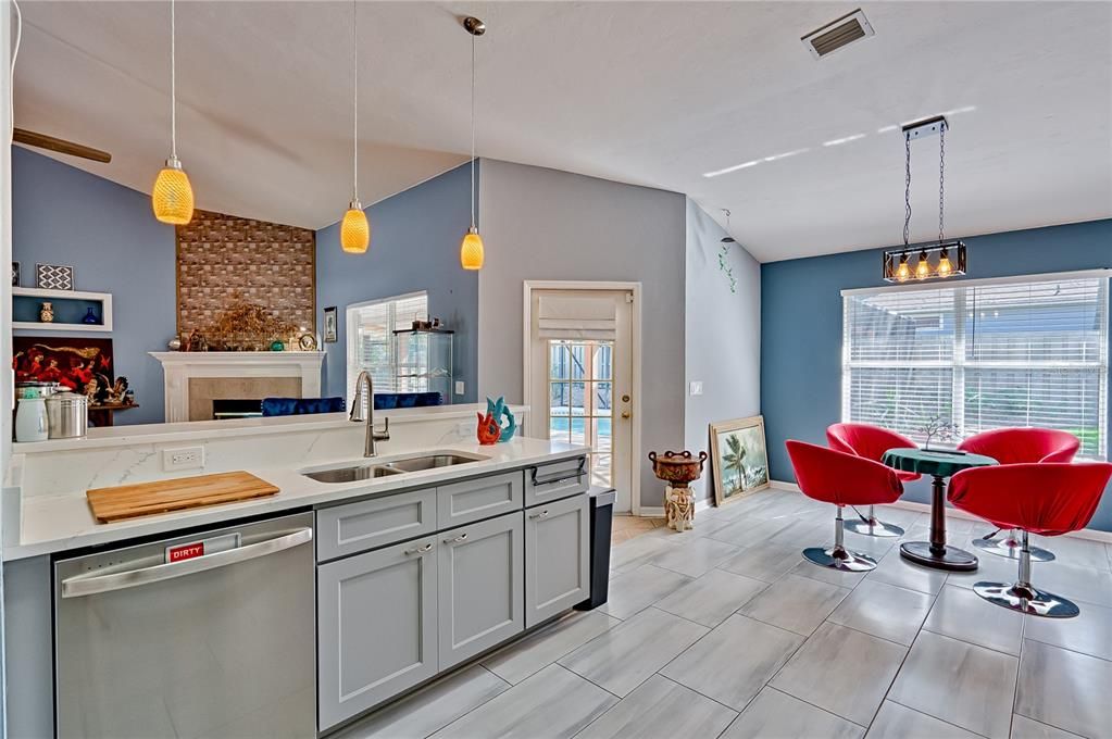 合同活跃: $420,000 (3 贝兹, 2 浴室, 1958 平方英尺)