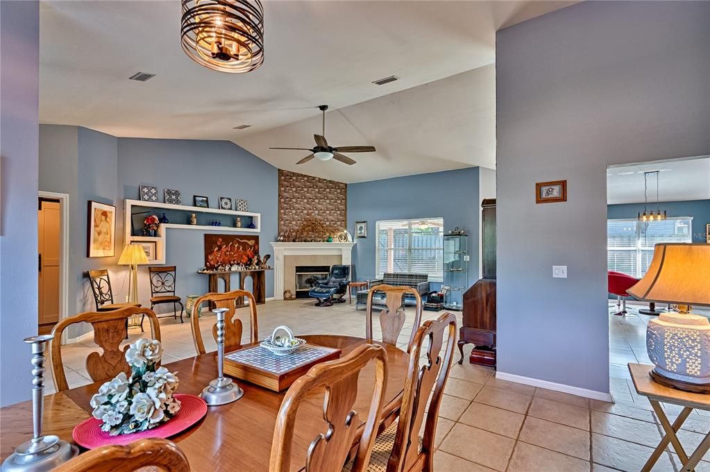 合同活跃: $420,000 (3 贝兹, 2 浴室, 1958 平方英尺)