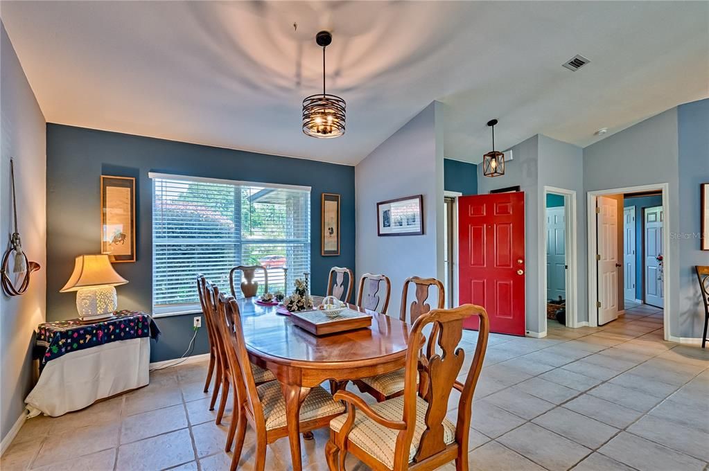 合同活跃: $420,000 (3 贝兹, 2 浴室, 1958 平方英尺)