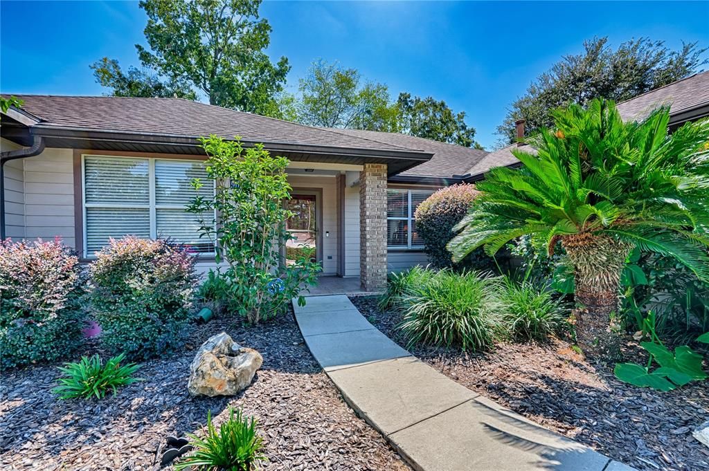 合同活跃: $420,000 (3 贝兹, 2 浴室, 1958 平方英尺)