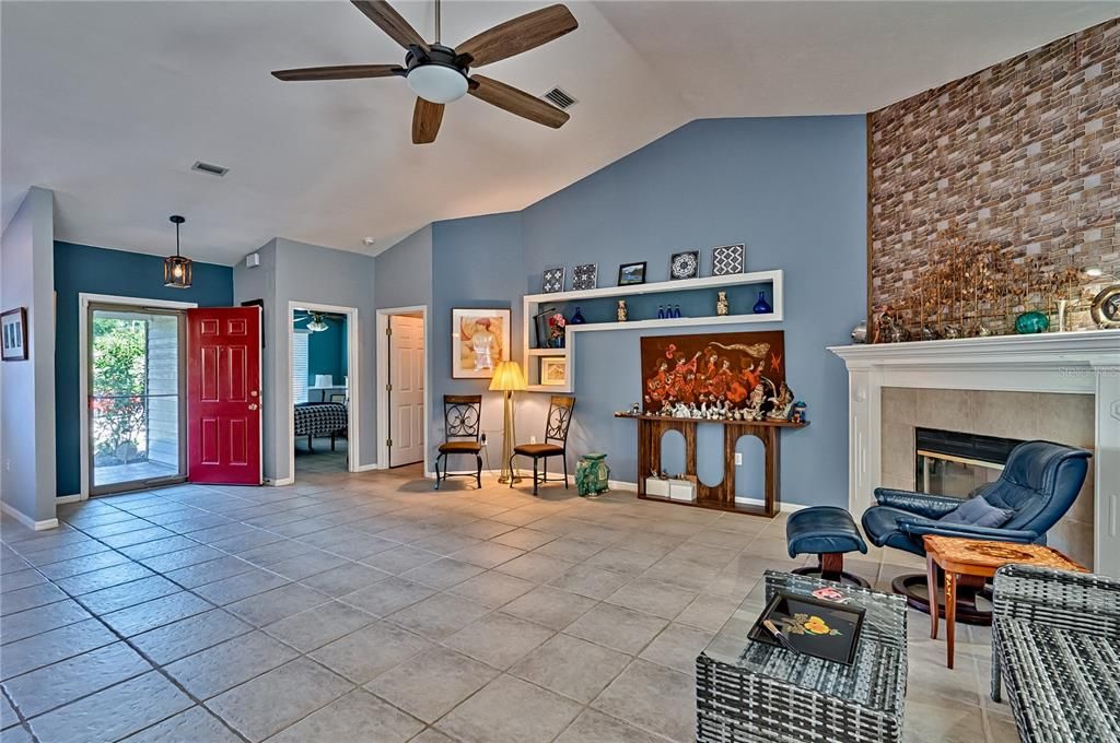 合同活跃: $420,000 (3 贝兹, 2 浴室, 1958 平方英尺)