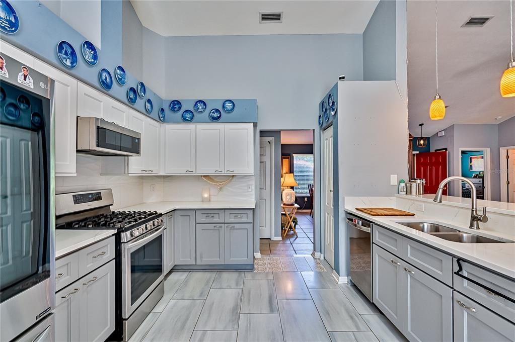 合同活跃: $420,000 (3 贝兹, 2 浴室, 1958 平方英尺)