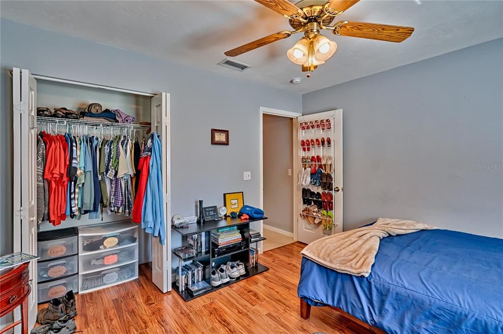 合同活跃: $420,000 (3 贝兹, 2 浴室, 1958 平方英尺)