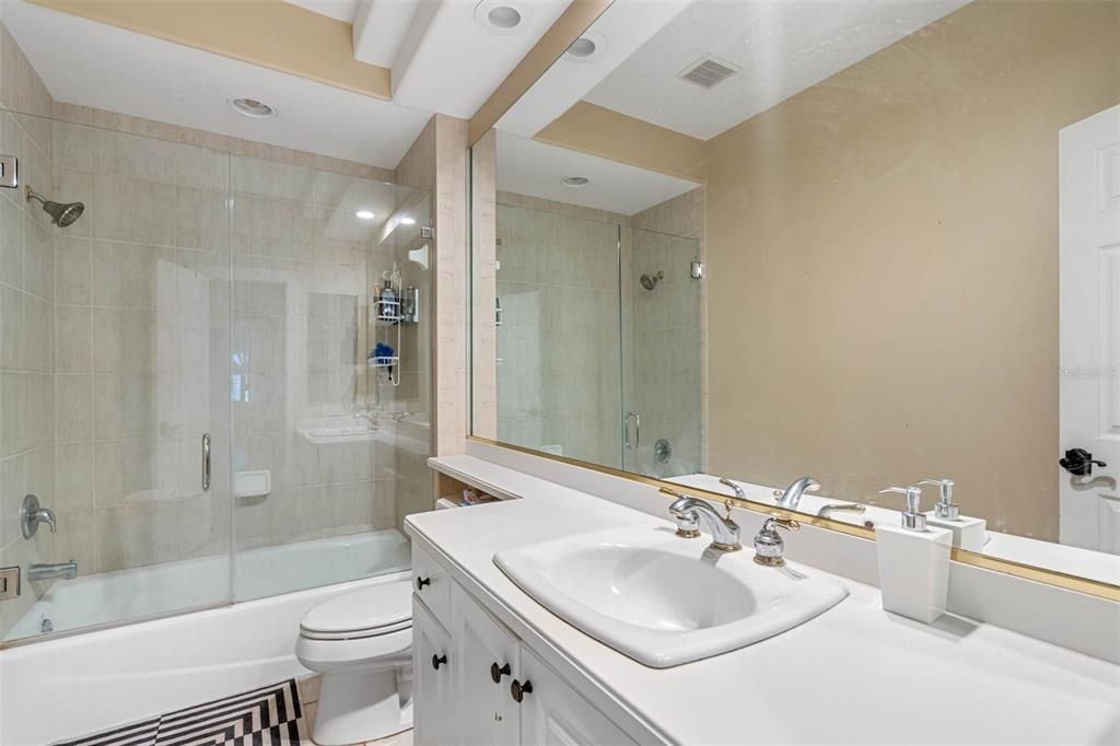 En Venta: $1,375,000 (5 camas, 4 baños, 4570 Pies cuadrados)