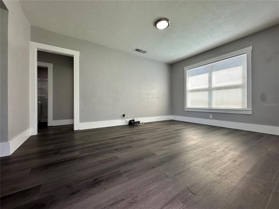 Под контрактом: $300,000 (3 спален, 2 ванн, 860 Квадратных фут)