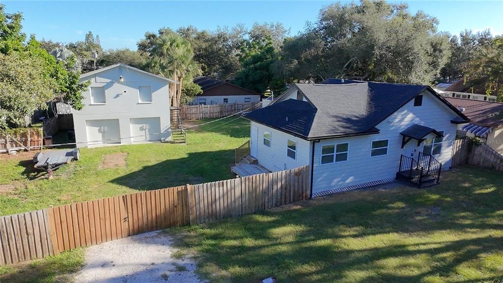 Под контрактом: $300,000 (3 спален, 2 ванн, 860 Квадратных фут)