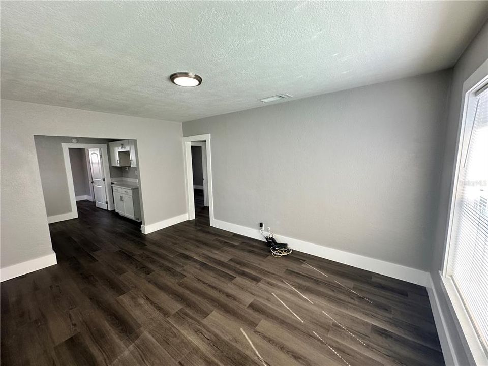 Под контрактом: $300,000 (3 спален, 2 ванн, 860 Квадратных фут)