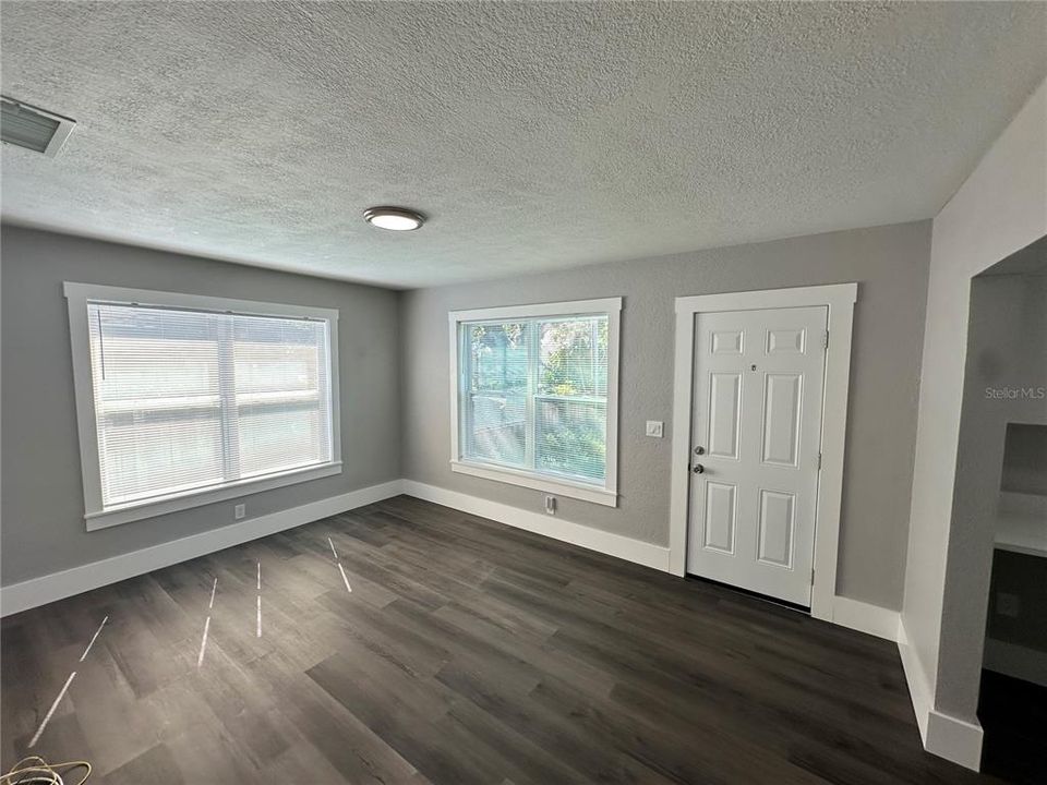 Под контрактом: $300,000 (3 спален, 2 ванн, 860 Квадратных фут)