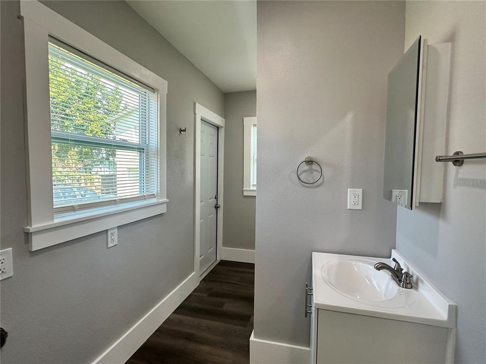 Под контрактом: $300,000 (3 спален, 2 ванн, 860 Квадратных фут)