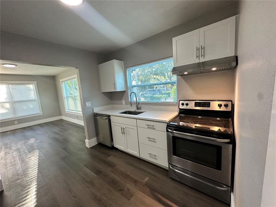 Под контрактом: $300,000 (3 спален, 2 ванн, 860 Квадратных фут)