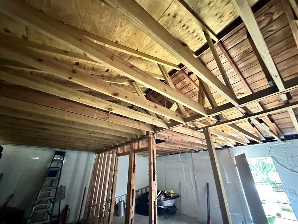 Под контрактом: $300,000 (3 спален, 2 ванн, 860 Квадратных фут)