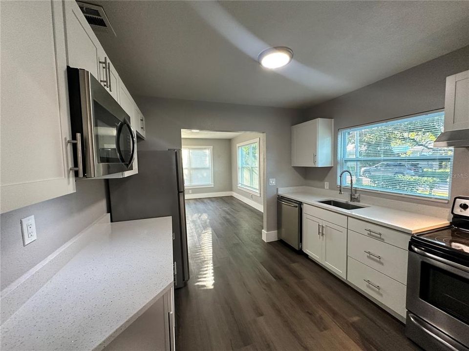 Под контрактом: $300,000 (3 спален, 2 ванн, 860 Квадратных фут)