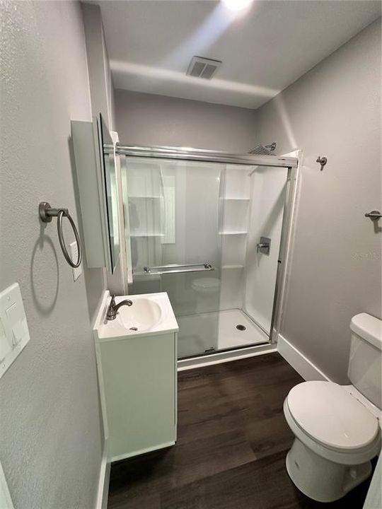 Под контрактом: $300,000 (3 спален, 2 ванн, 860 Квадратных фут)