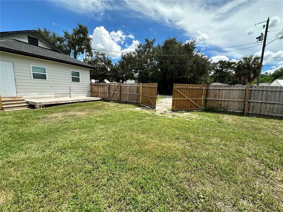 Под контрактом: $300,000 (3 спален, 2 ванн, 860 Квадратных фут)