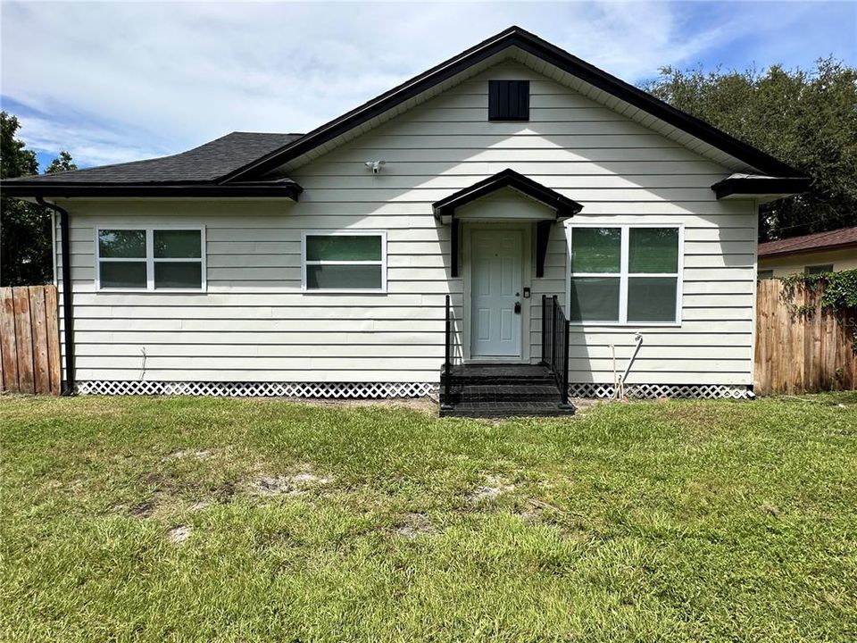 Под контрактом: $300,000 (3 спален, 2 ванн, 860 Квадратных фут)