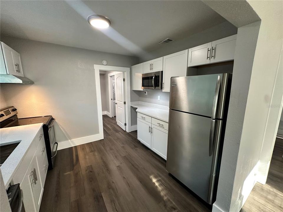 Под контрактом: $300,000 (3 спален, 2 ванн, 860 Квадратных фут)