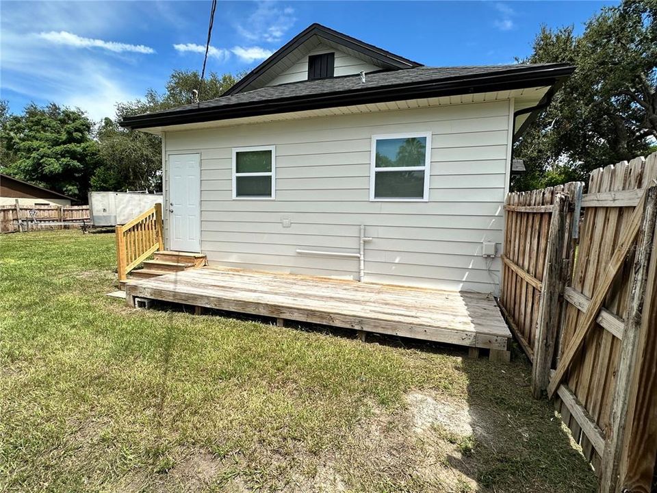 Под контрактом: $300,000 (3 спален, 2 ванн, 860 Квадратных фут)