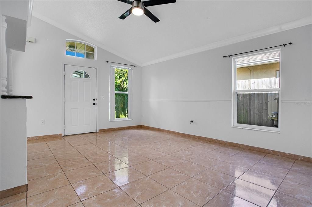 合同活跃: $319,400 (3 贝兹, 2 浴室, 1148 平方英尺)