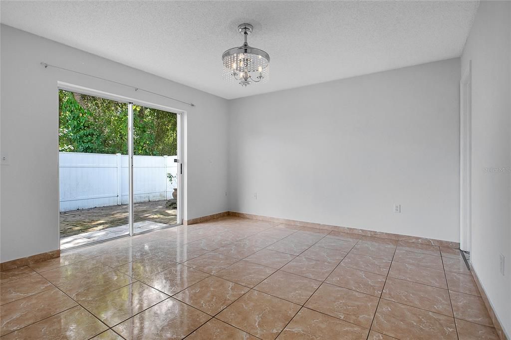 合同活跃: $319,400 (3 贝兹, 2 浴室, 1148 平方英尺)