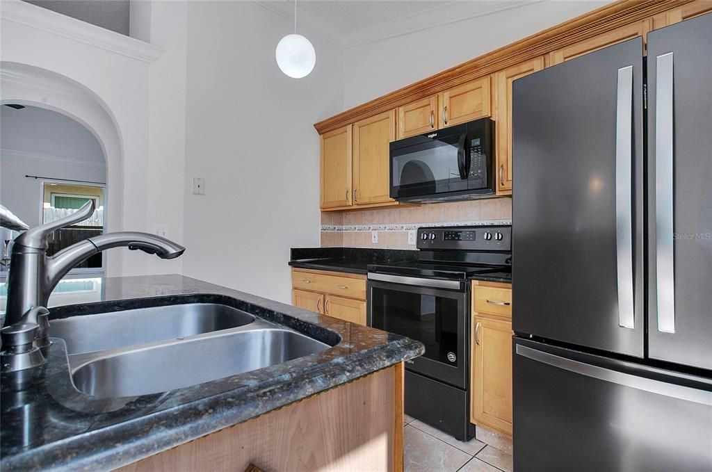 合同活跃: $319,400 (3 贝兹, 2 浴室, 1148 平方英尺)