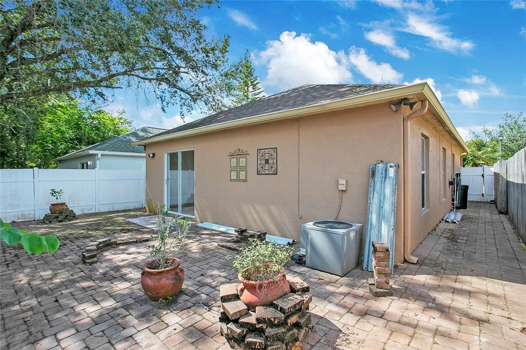 合同活跃: $319,400 (3 贝兹, 2 浴室, 1148 平方英尺)