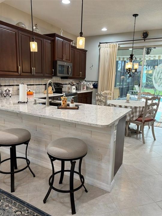 Под контрактом: $399,900 (3 спален, 2 ванн, 1495 Квадратных фут)