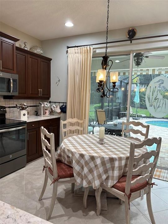 Под контрактом: $399,900 (3 спален, 2 ванн, 1495 Квадратных фут)