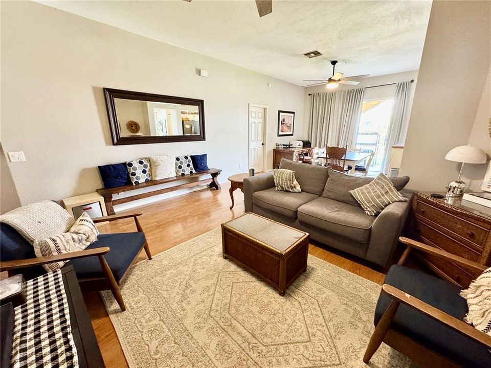 Activo con contrato: $325,000 (3 camas, 2 baños, 1329 Pies cuadrados)