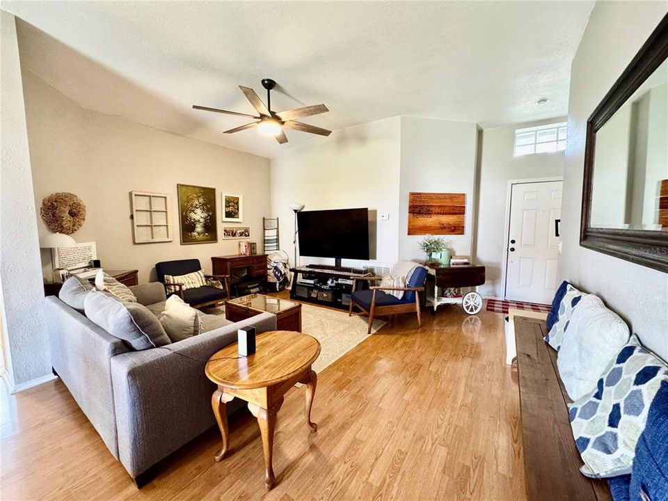 Activo con contrato: $325,000 (3 camas, 2 baños, 1329 Pies cuadrados)