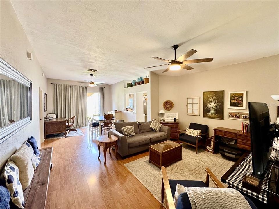 Activo con contrato: $325,000 (3 camas, 2 baños, 1329 Pies cuadrados)