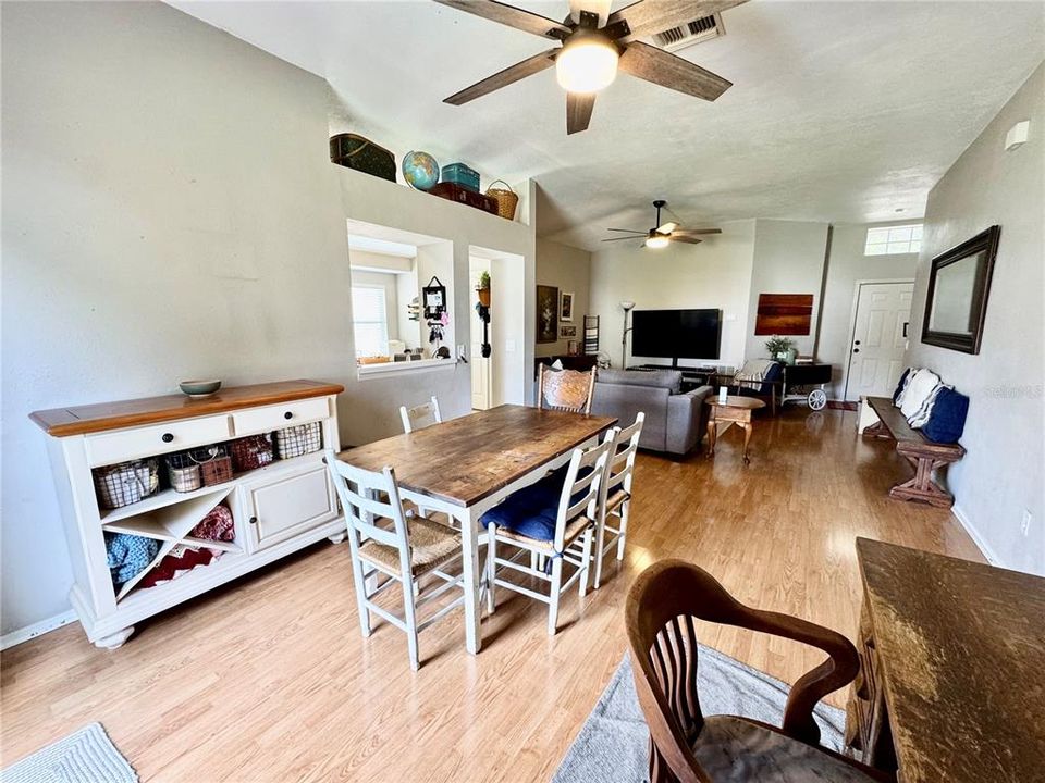 Activo con contrato: $325,000 (3 camas, 2 baños, 1329 Pies cuadrados)