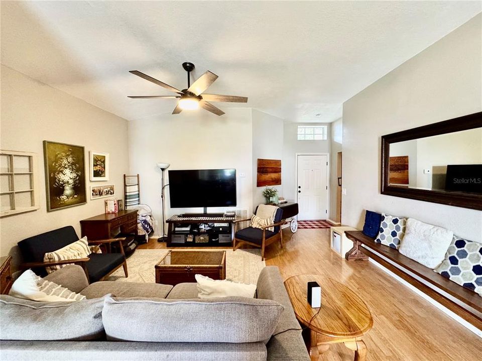 Activo con contrato: $325,000 (3 camas, 2 baños, 1329 Pies cuadrados)