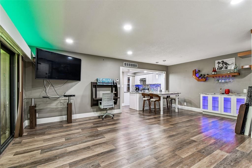 For Sale: $244,000 (1 beds, 1 baths, 825 Square Feet)